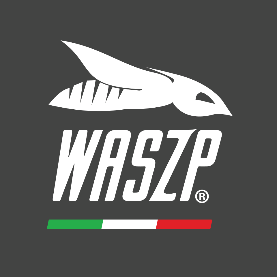 Logo social WASZP con tricolore su asfalto