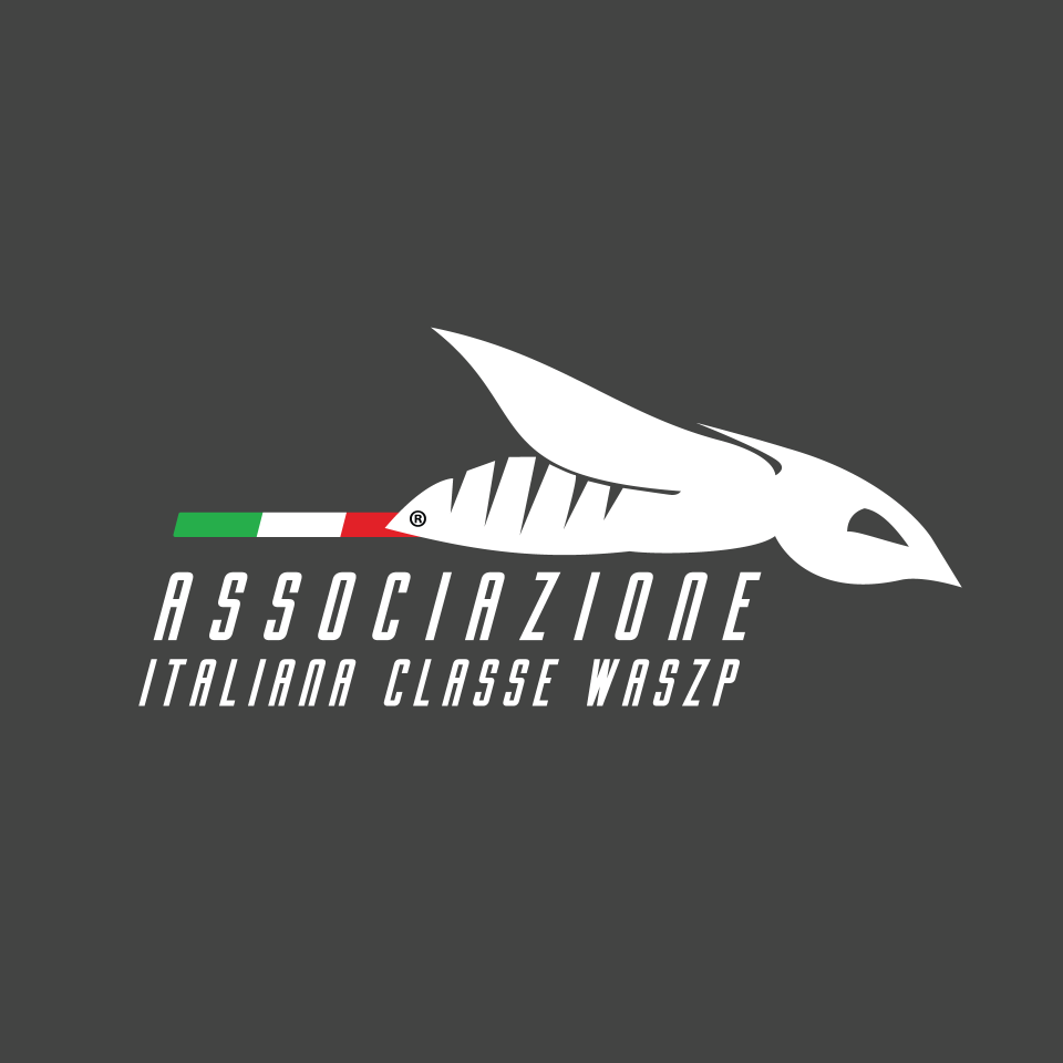 Logo orizzontale su asfalto