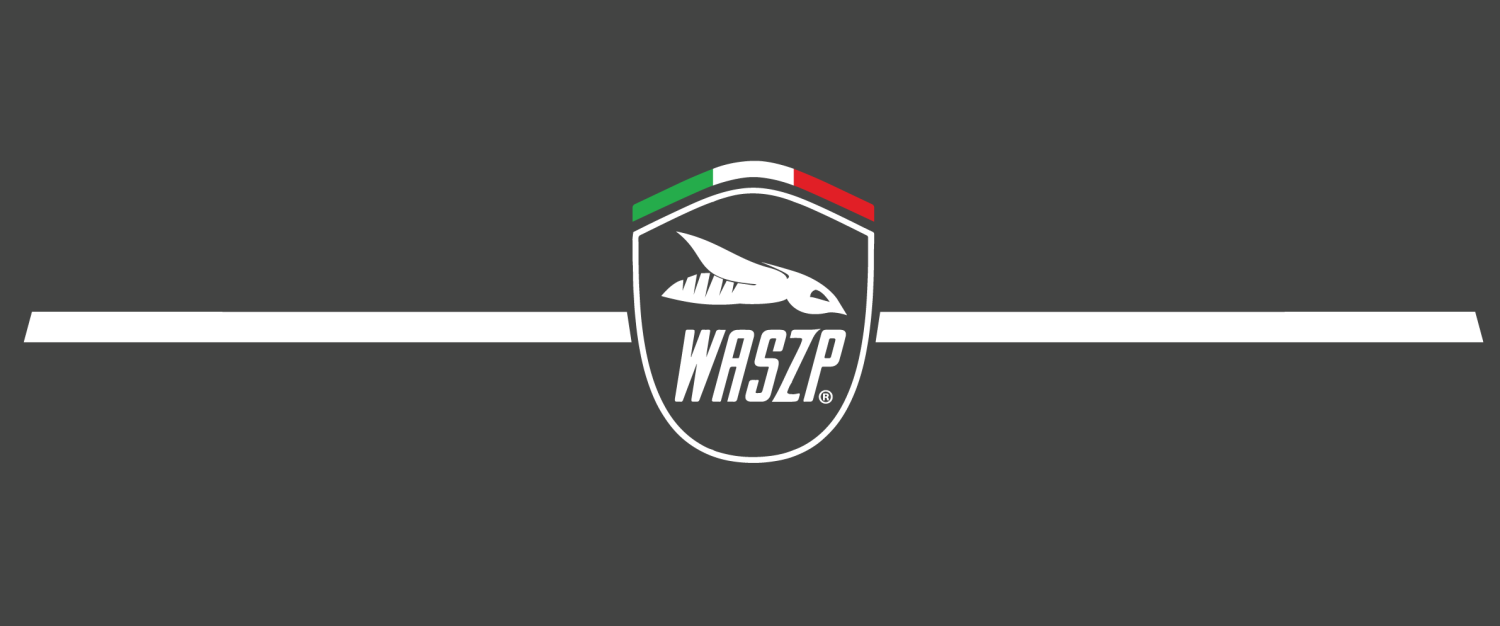 Striscia con stemma e tricolore su asfalto